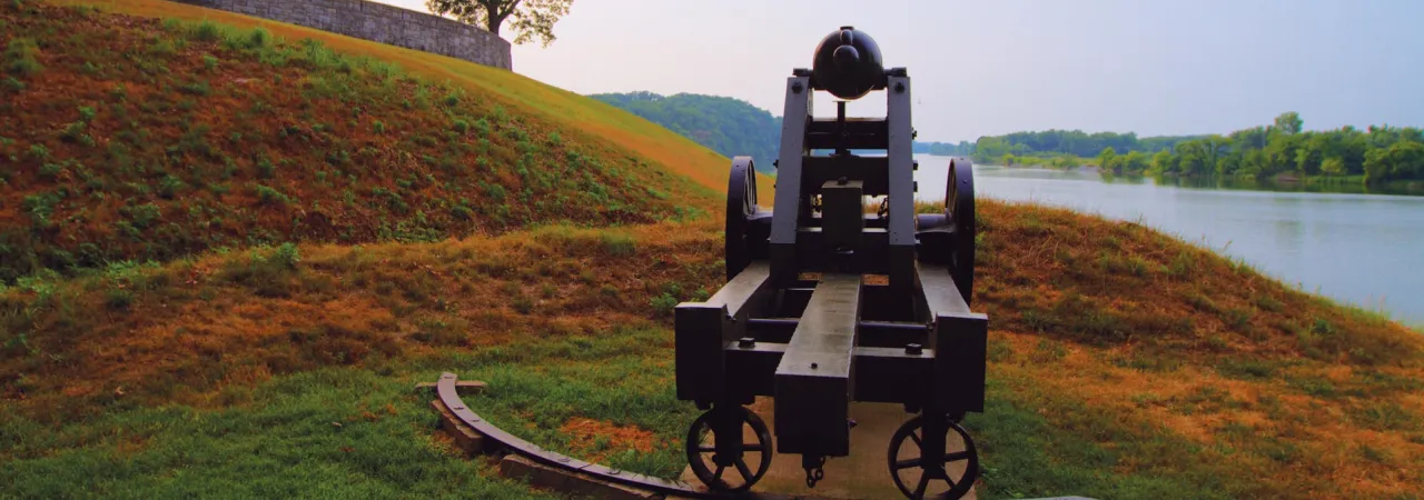 Photo of an artillery piece at Fort Donelson