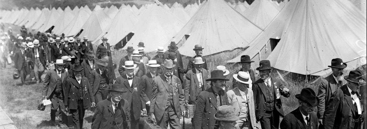 A black and white photograph of veterans arriving at the Gettysburg 1913 Reunion