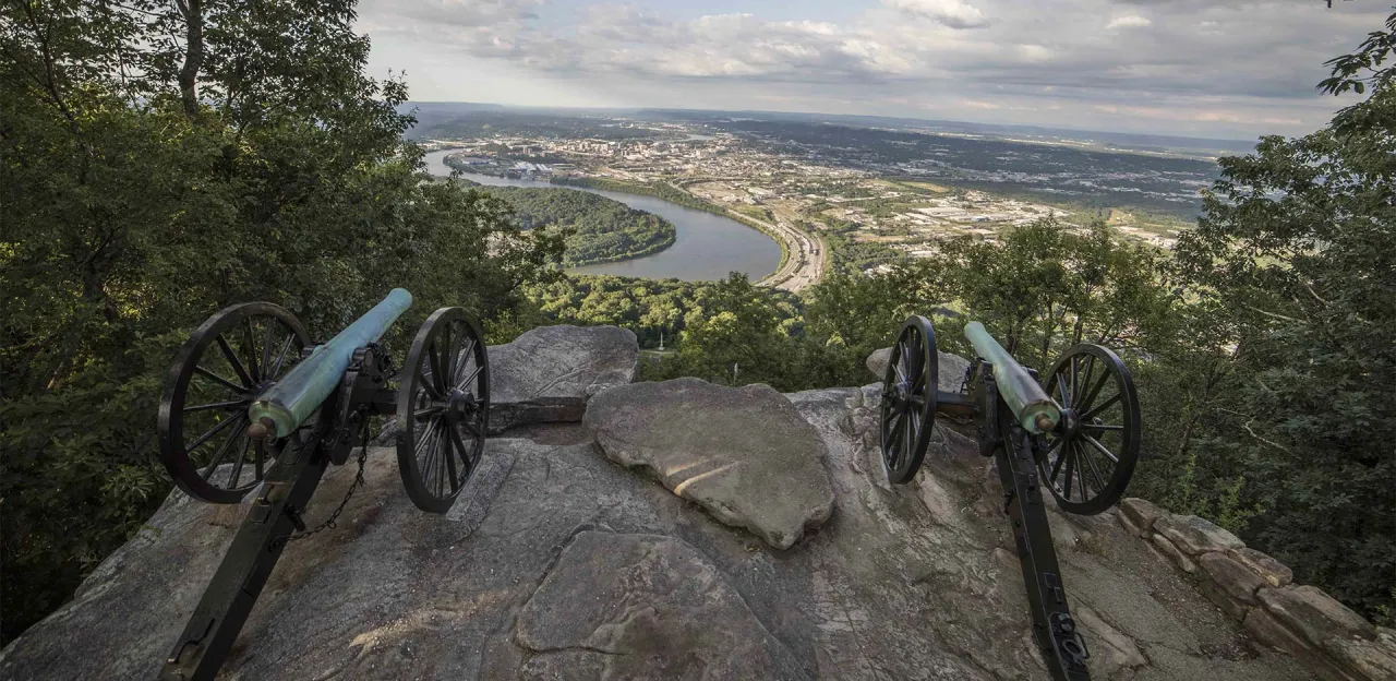 Cannons on top of Lookout Mountain, Chattanooga, Tenn.