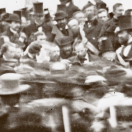 Photo of a crowd gathering around Lincoln during his Gettysburg Address