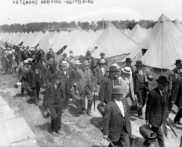 A black and white photograph of veterans arriving at the Gettysburg 1913 Reunion