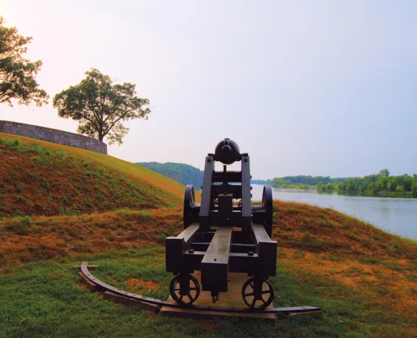 Photo of an artillery piece at Fort Donelson