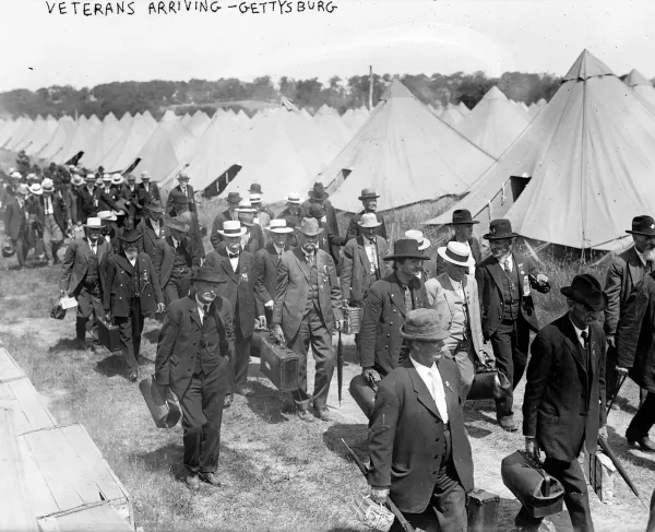 A black and white photograph of veterans arriving at the Gettysburg 1913 Reunion