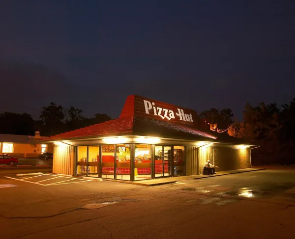 This iconic National Geographic photo captures the now demolished Pizza Hut at Franklin Battlefields, a stark reminder of the threats battlefields face from unchecked development.