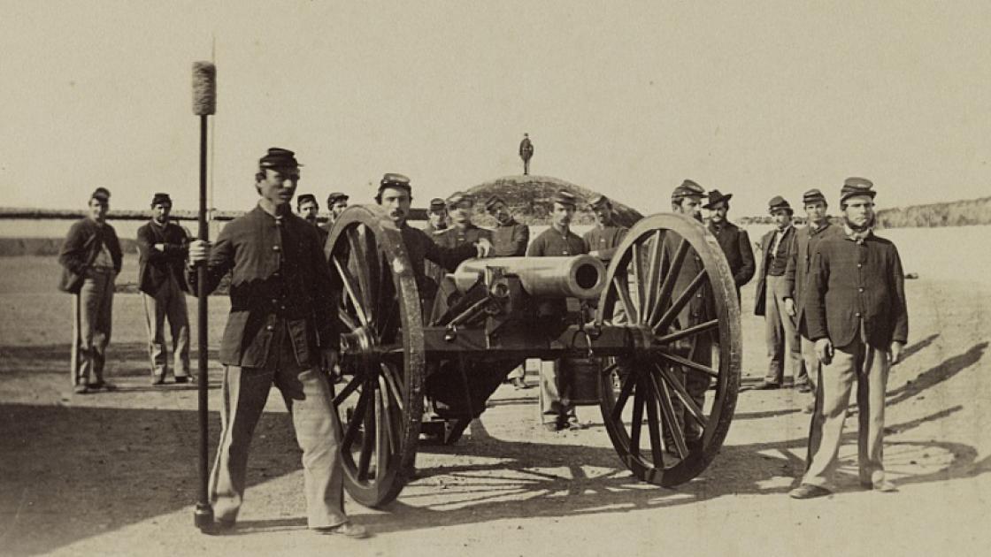 Union Soldiers with Cannon 