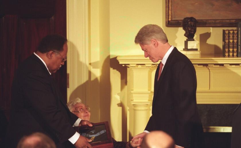 President Clinton presents Andrew Jackson Smith’s Medal of Honor to Andrew Bowman and Caruth Smith Washington on January 16, 2001.
