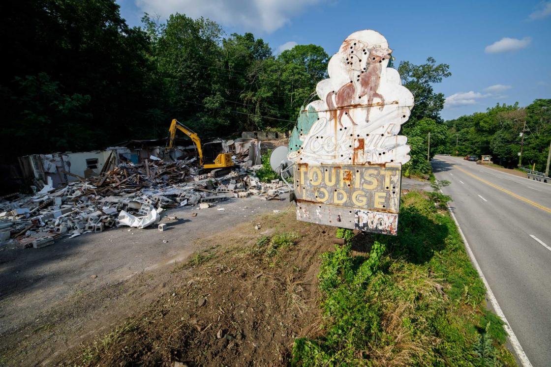 Lookout Mountain Tourist Lodge demolition