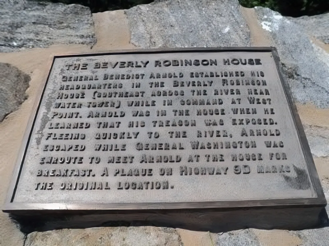 A metal historical plaque mounted on stone explains the significance of the Beverly Robinson House and its connection to Benedict Arnold’s escape during the Revolutionary War.