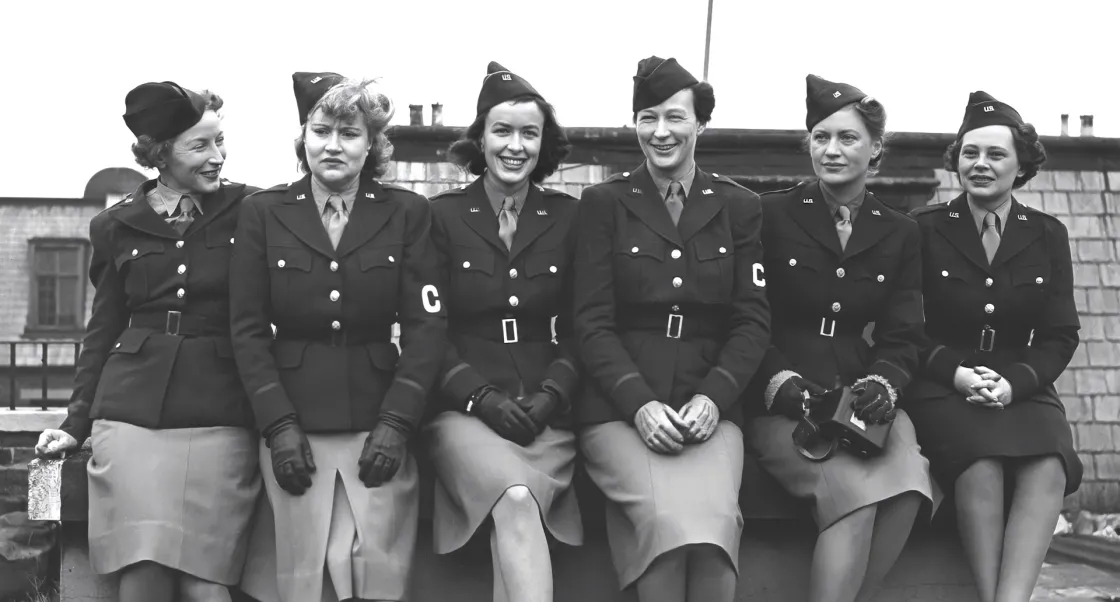 Black and white photograph of WWII correspondents, including Lee Miller