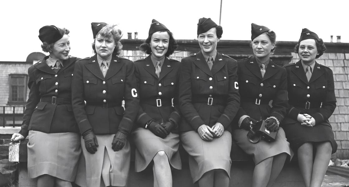 Black and white photograph of WWII correspondents, including Lee Miller