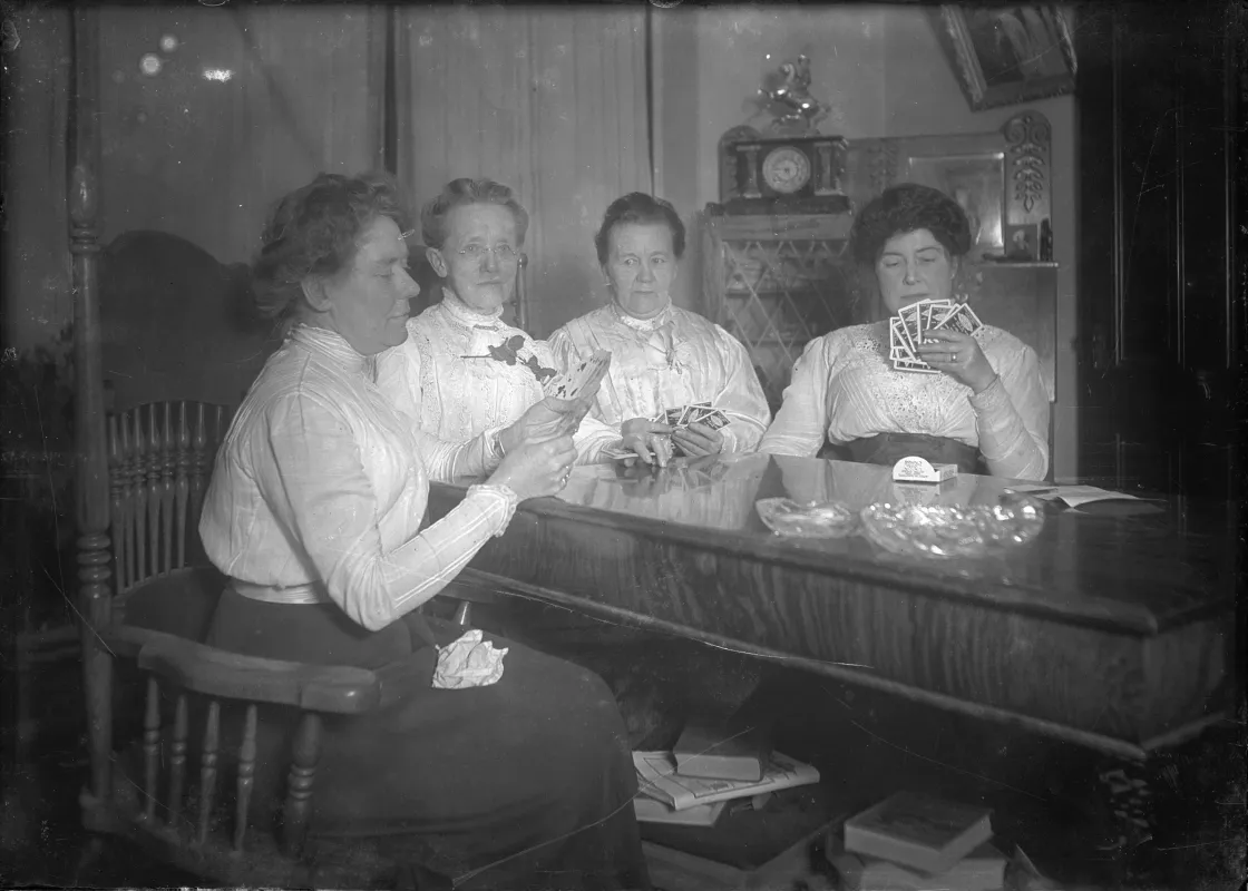 Women playing cards, Oregon, ca. 1890s