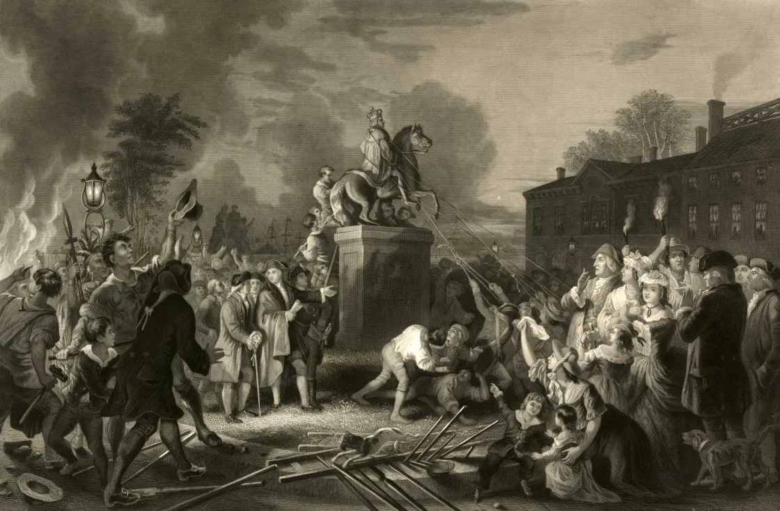 Engraving depicting a crowd of New Yorkers pulling down the equestrian statue of King George III with ropes at Bowling Green in July 1776.
